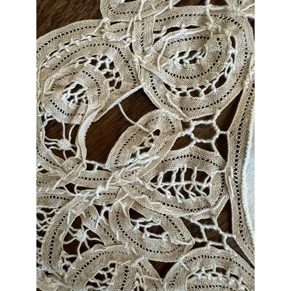 Vintage Lace-Edged Square Table Topper Table Cloth - Picture 5 of 5